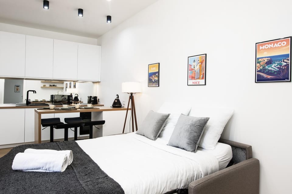 Bed, Kitchen or kitchenette, Living room, Seating area