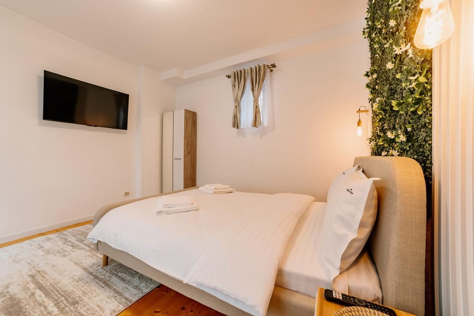 Bed, TV and multimedia, Photo of the whole room, Bedroom, towels