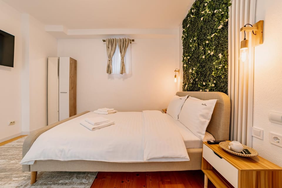 Bed, TV and multimedia, Photo of the whole room, Bedroom, towels, wardrobe