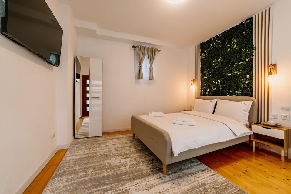 Bed, TV and multimedia, Photo of the whole room, Bedroom