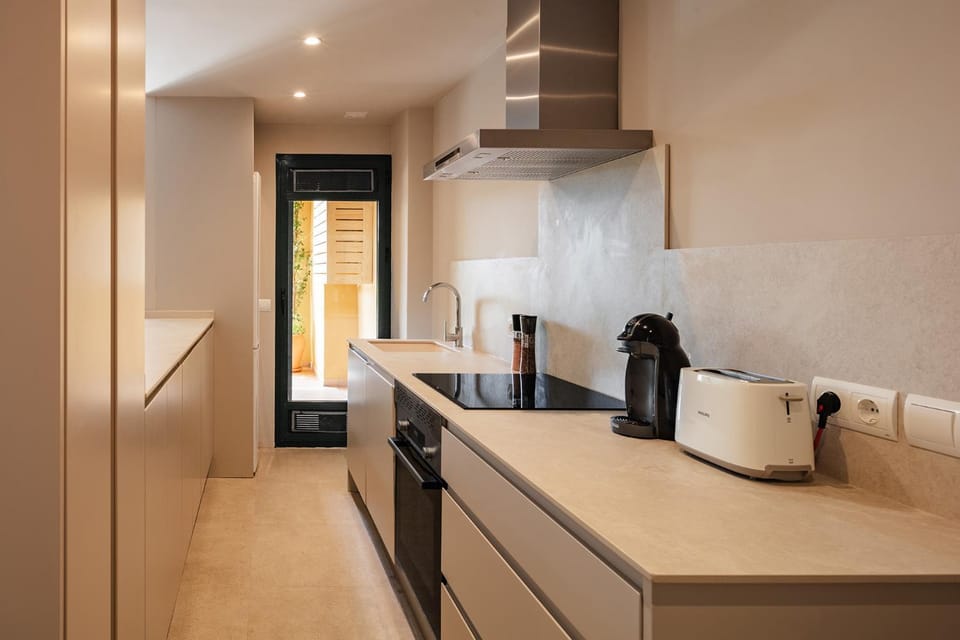 Coffee/tea facilities, Kitchen or kitchenette, dishwasher, stove, toaster