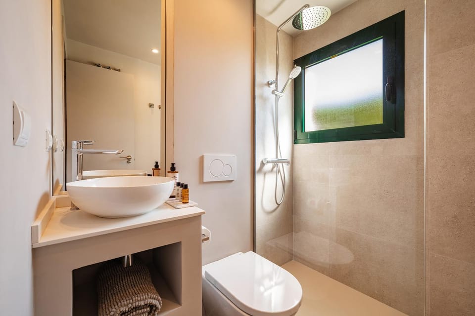 Shower, Toilet, Bathroom, towels