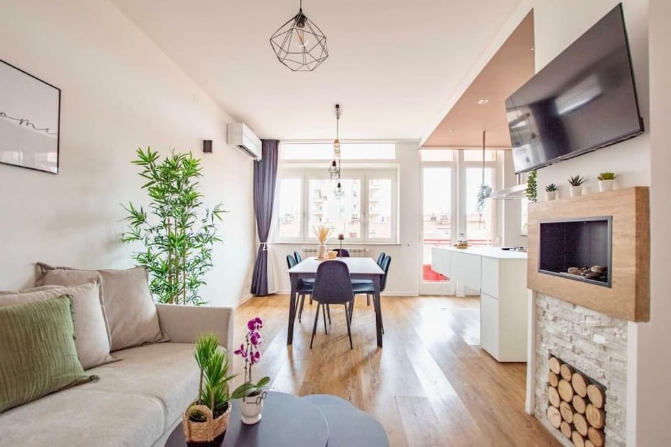 TV and multimedia, Living room, Seating area, Dining area