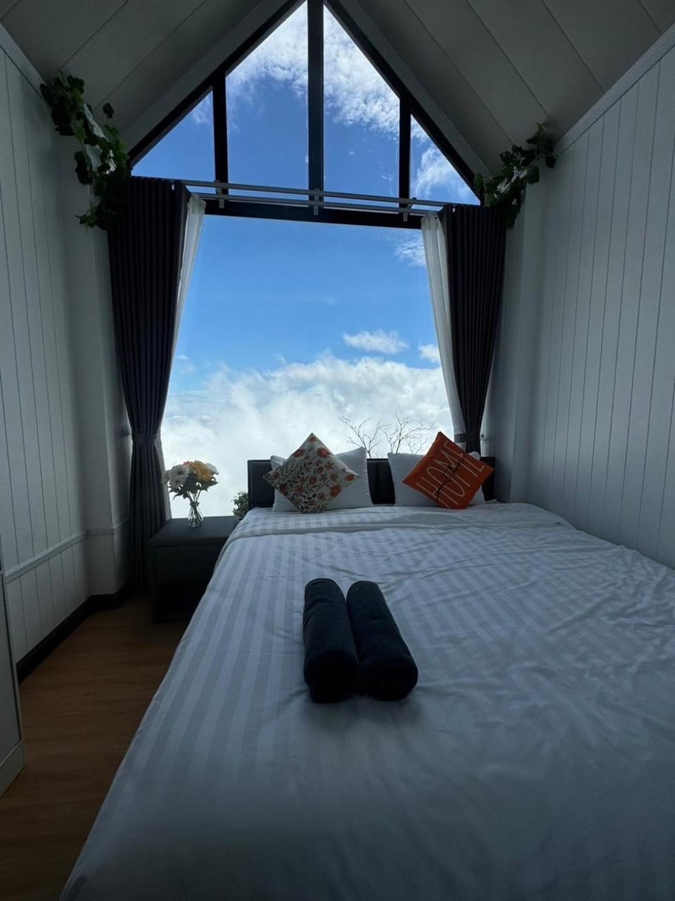 Bed, Natural landscape, Photo of the whole room, Bedroom, towels