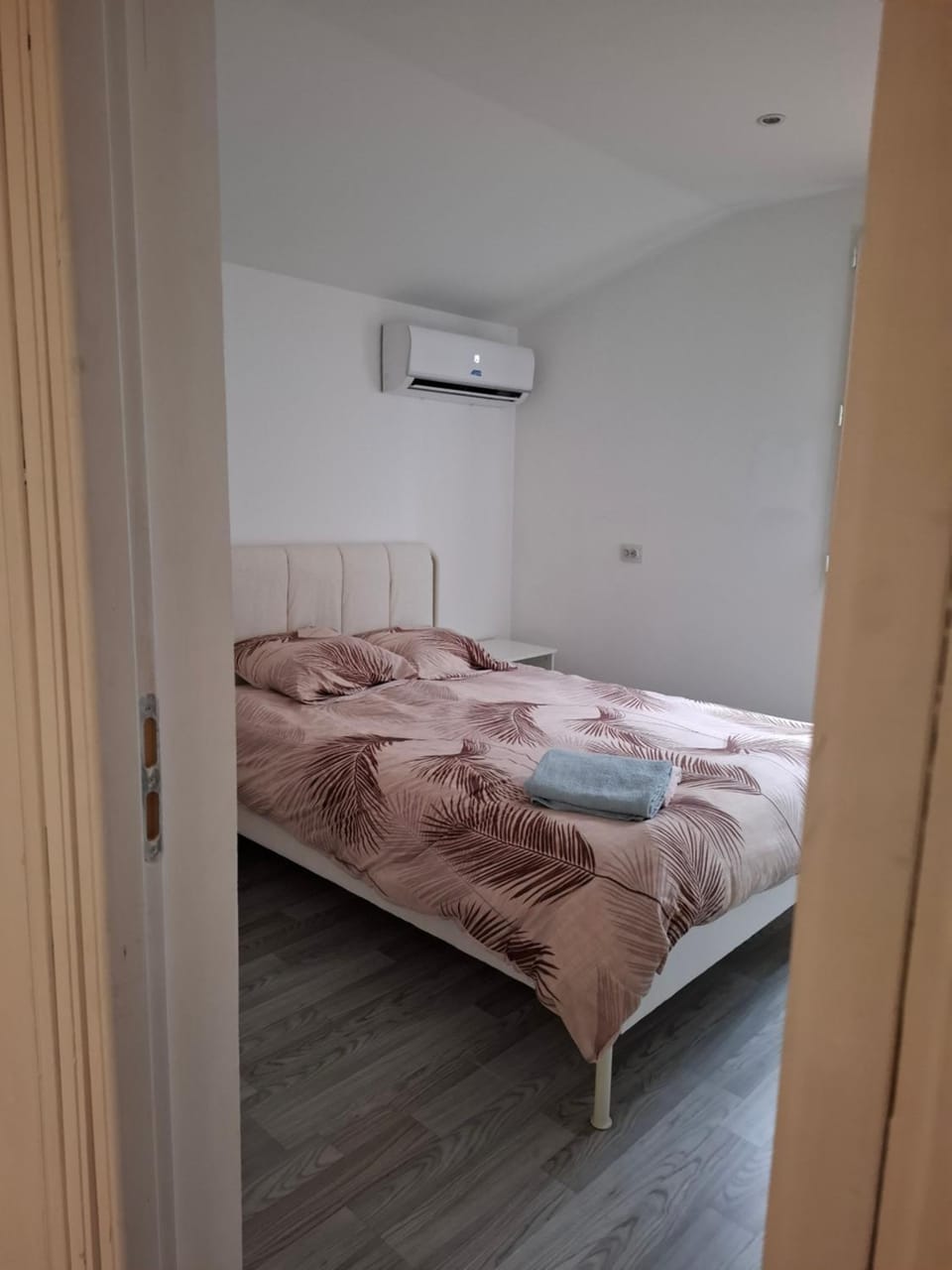 Bed, Photo of the whole room, Bedroom, air conditioner