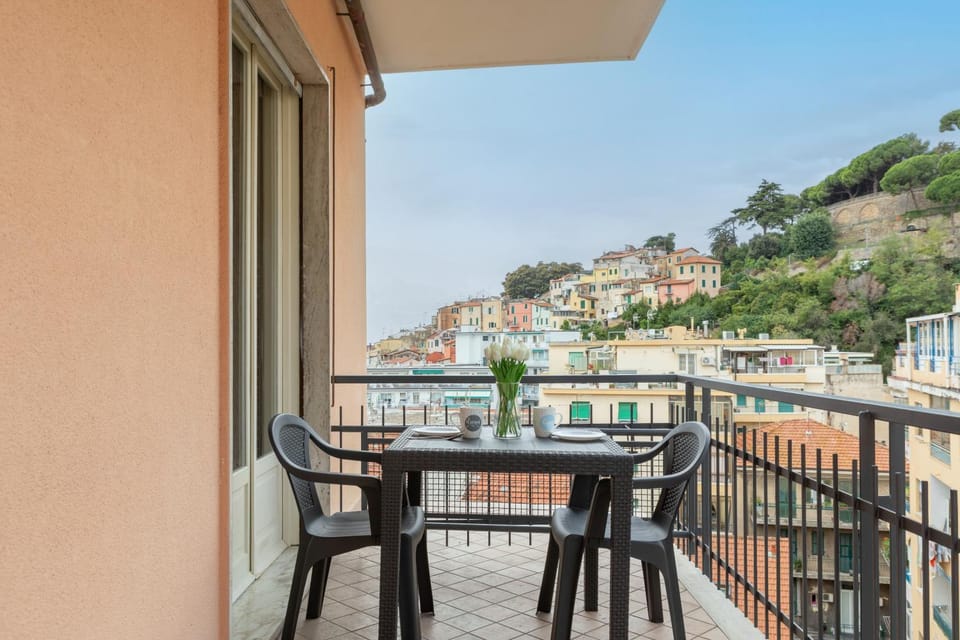 Property building, View (from property/room), Balcony/Terrace, Dining area, City view
