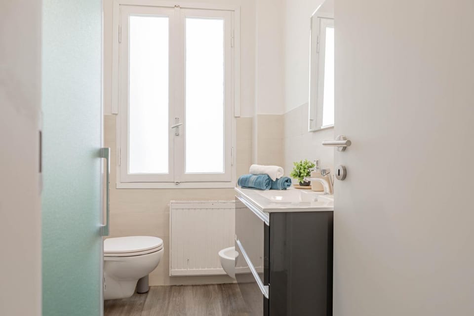 Toilet, Bathroom, bidet, towels
