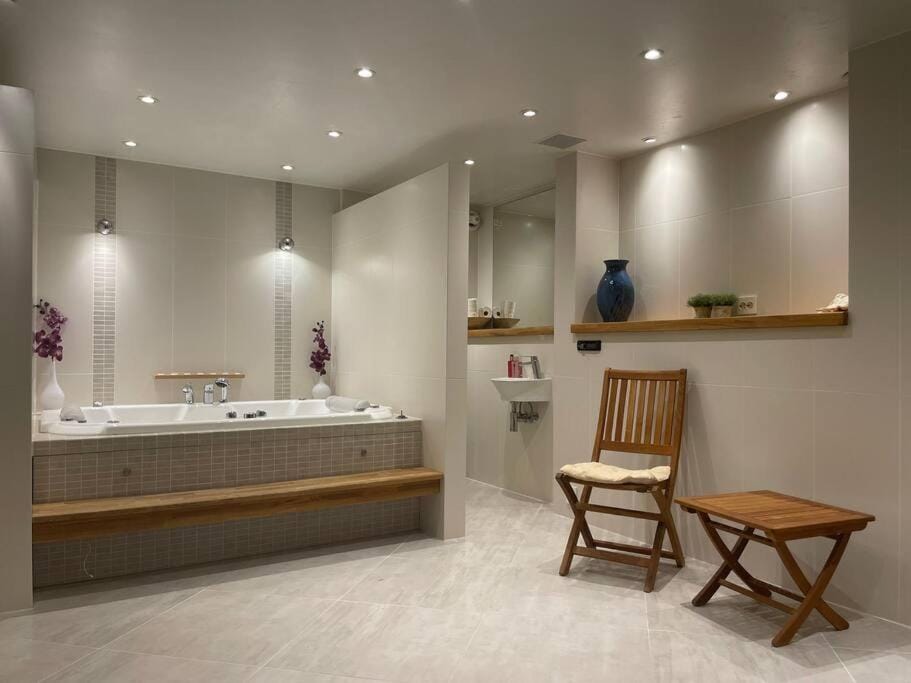 SPA RETREAT - Indoor Jacuzzi & Quiet Neighborhood Apartment in Tromso