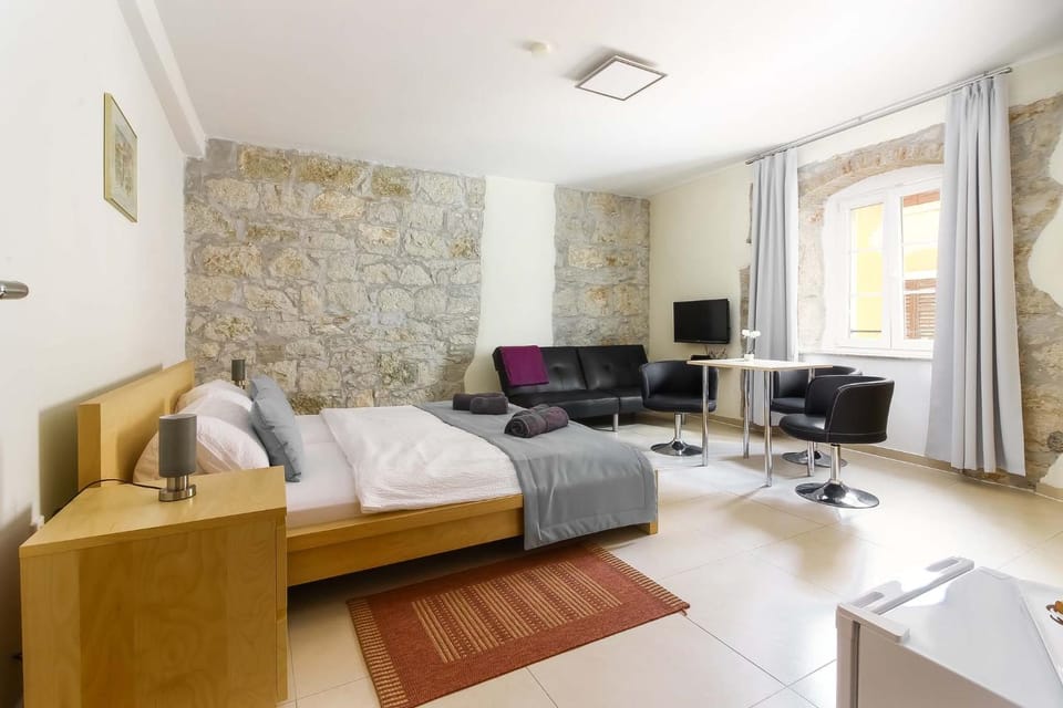 Bed, TV and multimedia, Seating area