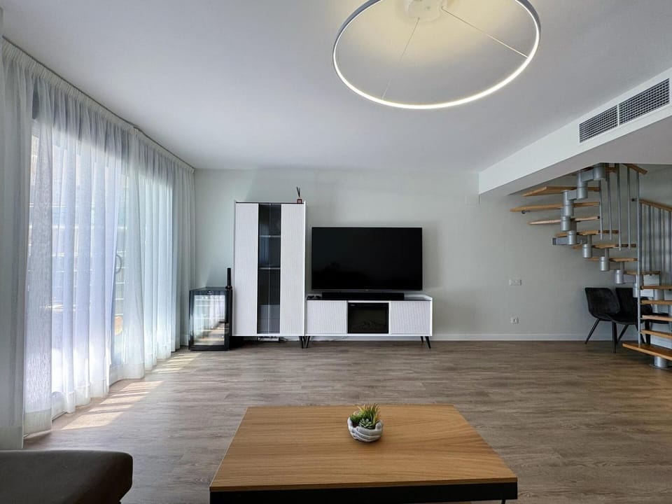 Communal lounge/ TV room, TV and multimedia, Living room
