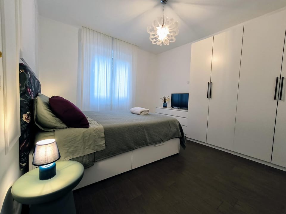 Bed, Photo of the whole room, Bedroom, wardrobe