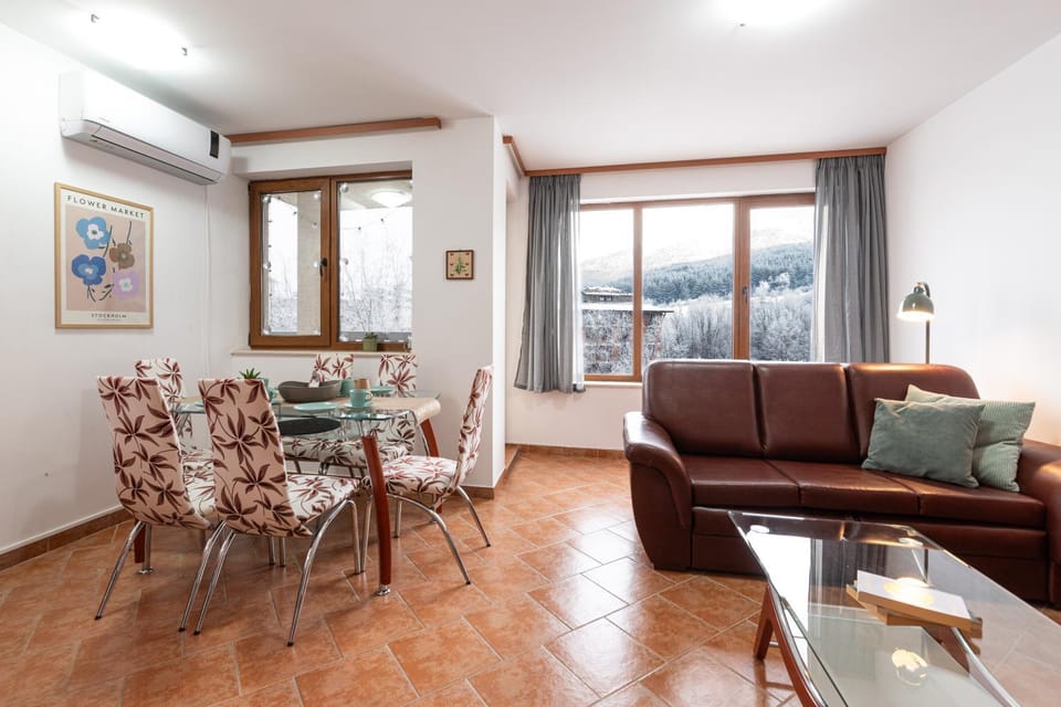 Living room, Seating area, Dining area, air conditioner