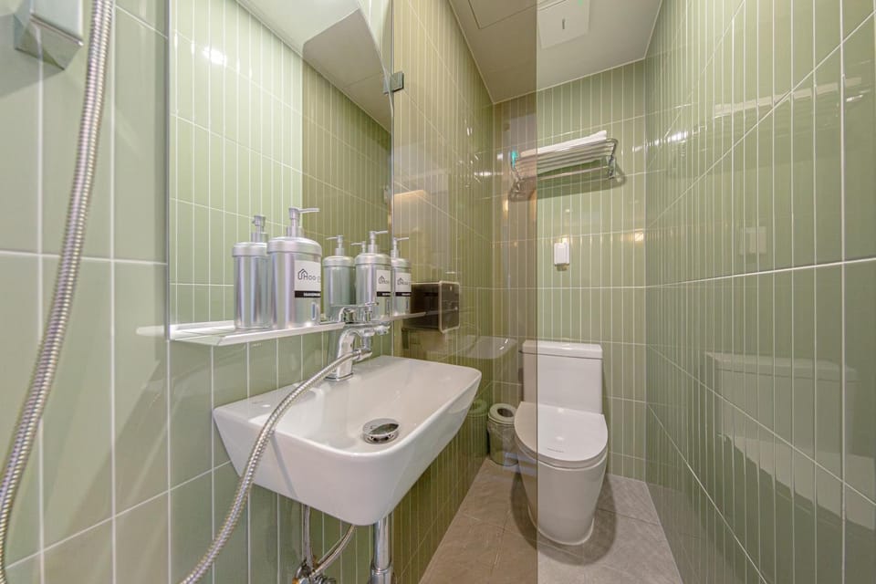 Shower, Toilet, towels