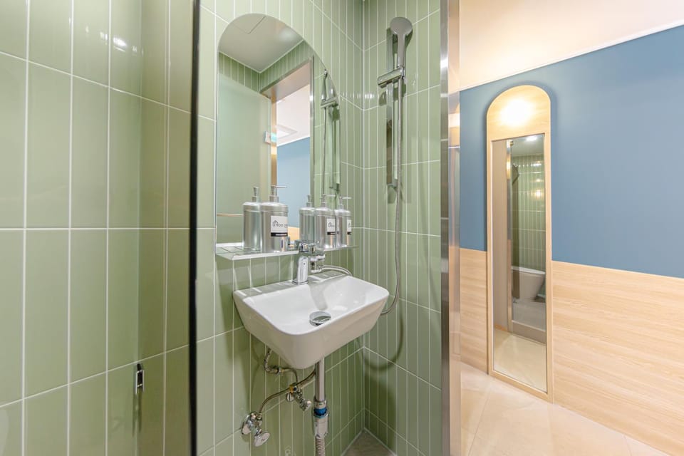 Shower, Bathroom, towels