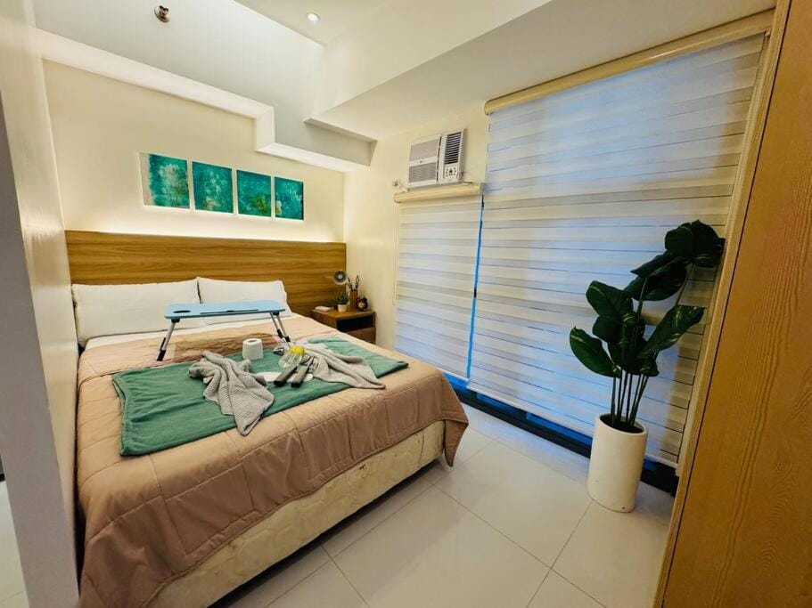 Bed, Photo of the whole room, Bedroom, towels, air conditioner