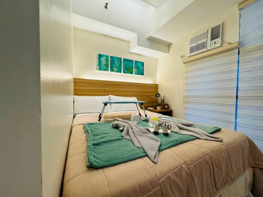 Bed, Photo of the whole room, Bedroom, towels, air conditioner
