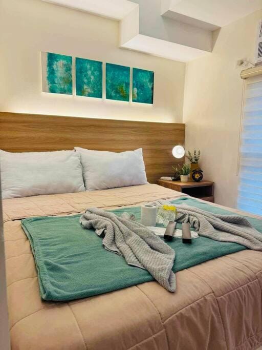 Bed, Photo of the whole room, Bedroom, towels, air conditioner