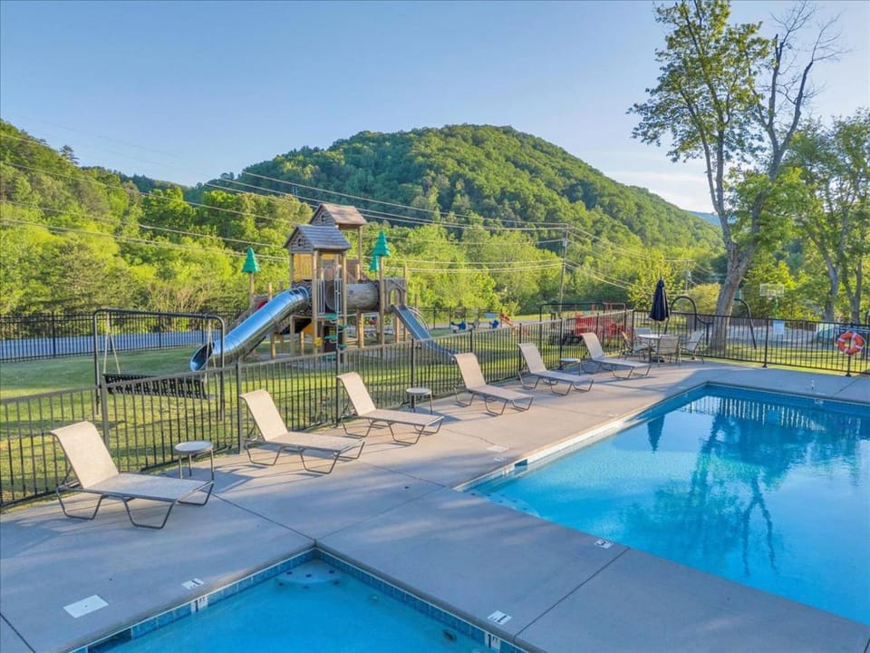 Studio Cabin with Loft near Smoky Mountains Cabin in Pigeon Forge