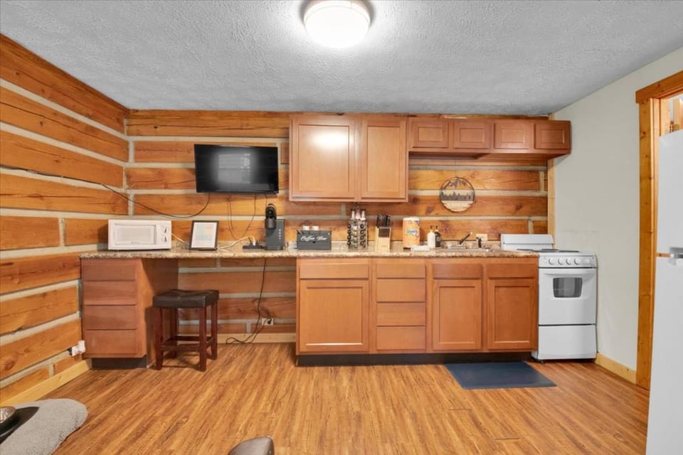 Cozy 1BR Smoky Mtn Cabin w Pool Pigeon Forge Cabin in Pigeon Forge