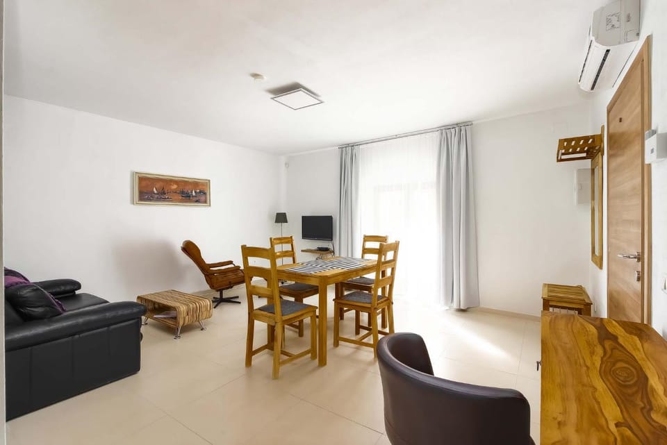 TV and multimedia, Seating area, air conditioner