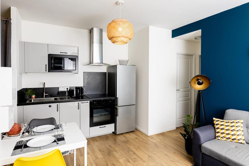 Kitchen or kitchenette, Dining area, oven, stove, toaster