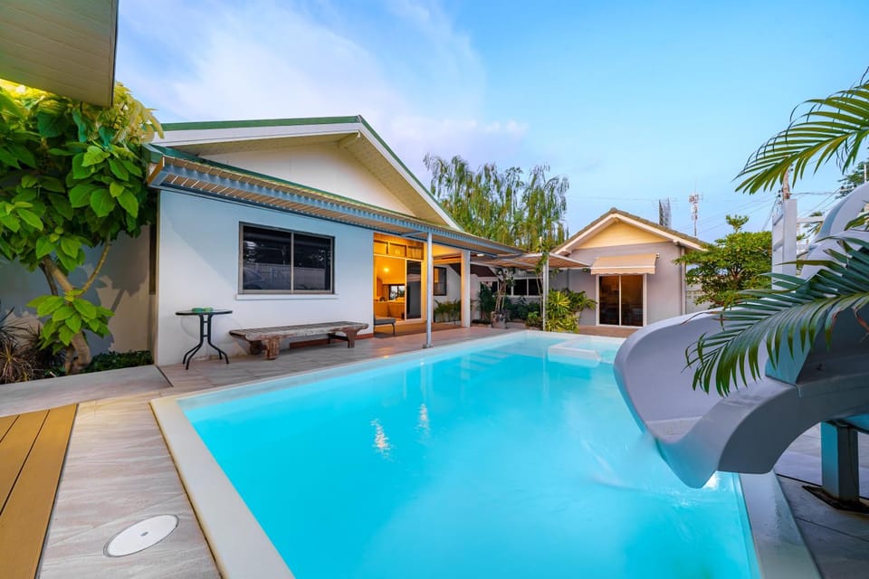 Property building, Patio, Day, Pool view, Swimming pool, sunbed