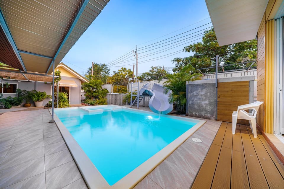 Property building, Patio, Day, Pool view, Swimming pool, sunbed