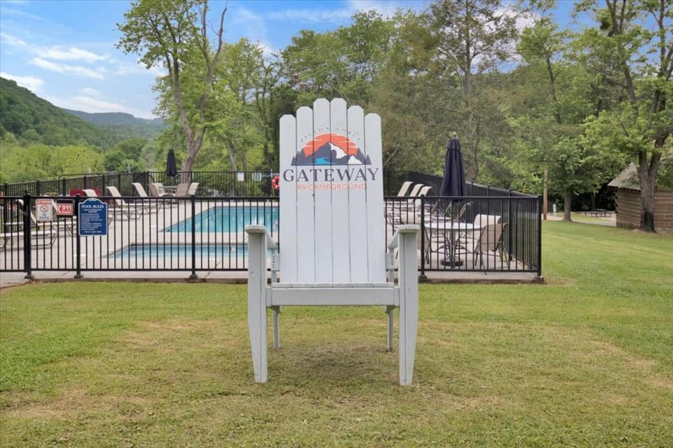 Charming Cabin with Parking Cabin in Pigeon Forge