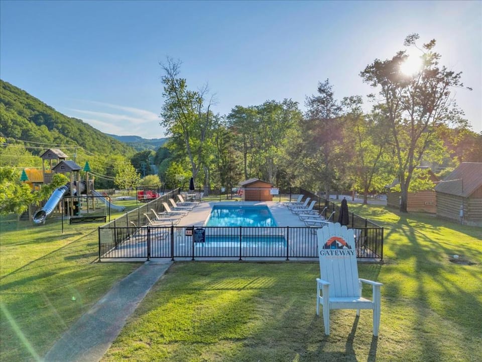 Charming Cabin with Parking Cabin in Pigeon Forge
