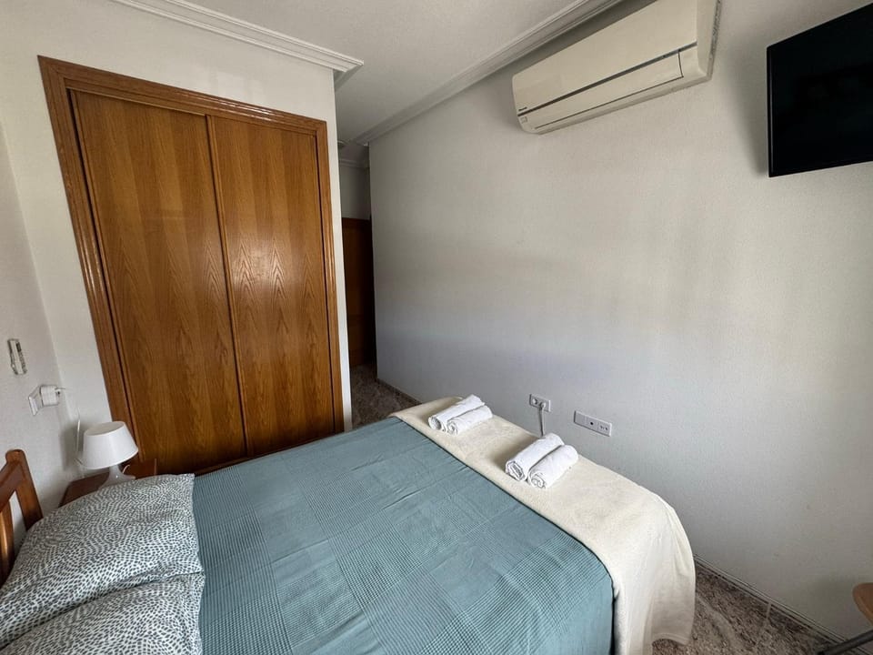 Bed, TV and multimedia, Photo of the whole room, Bedroom, towels, wardrobe, air conditioner