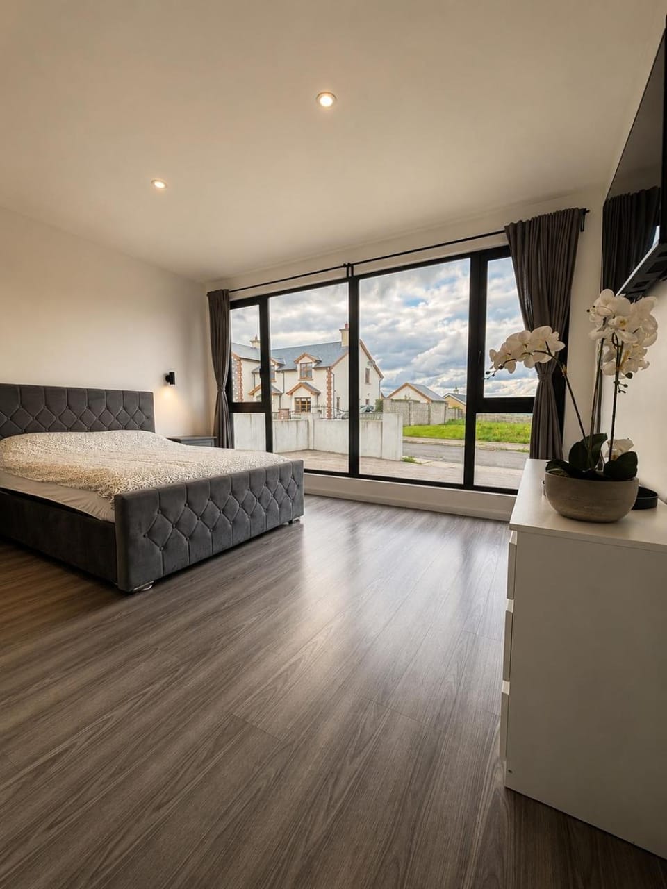Luxury Deerpark Villa Iconic Rock Views & Outdoor Sauna sleeps 16 Guests Villa in Co. Tipperary, Ireland