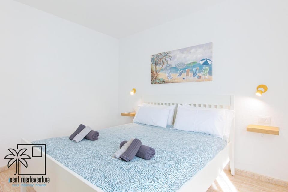 Bed, Bedroom, towels, wardrobe
