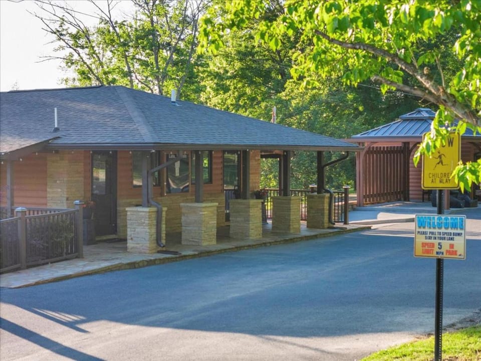 Cozy Cabin Near Dollywood Cabin in Pigeon Forge
