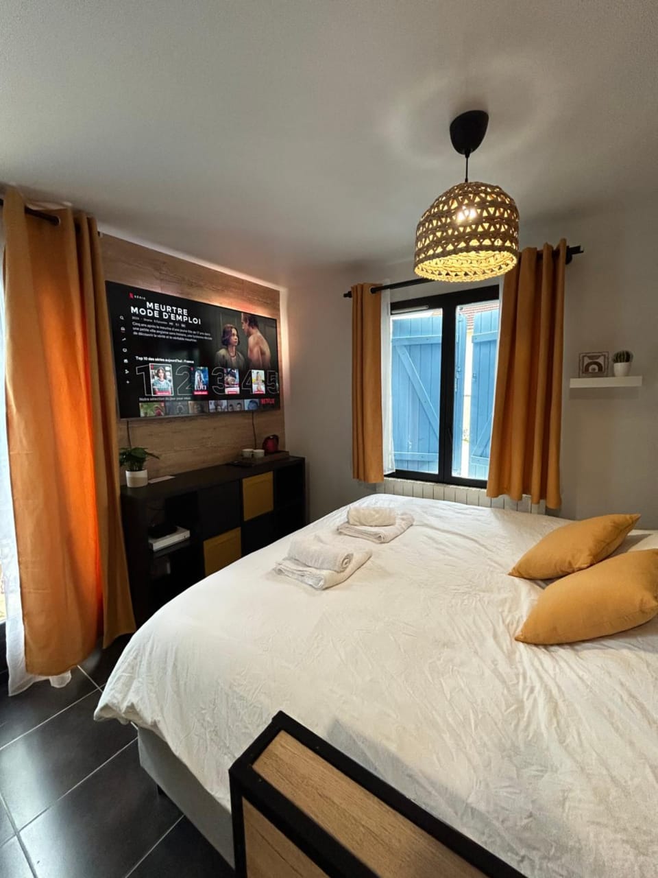 Bed, TV and multimedia, Photo of the whole room, Bedroom