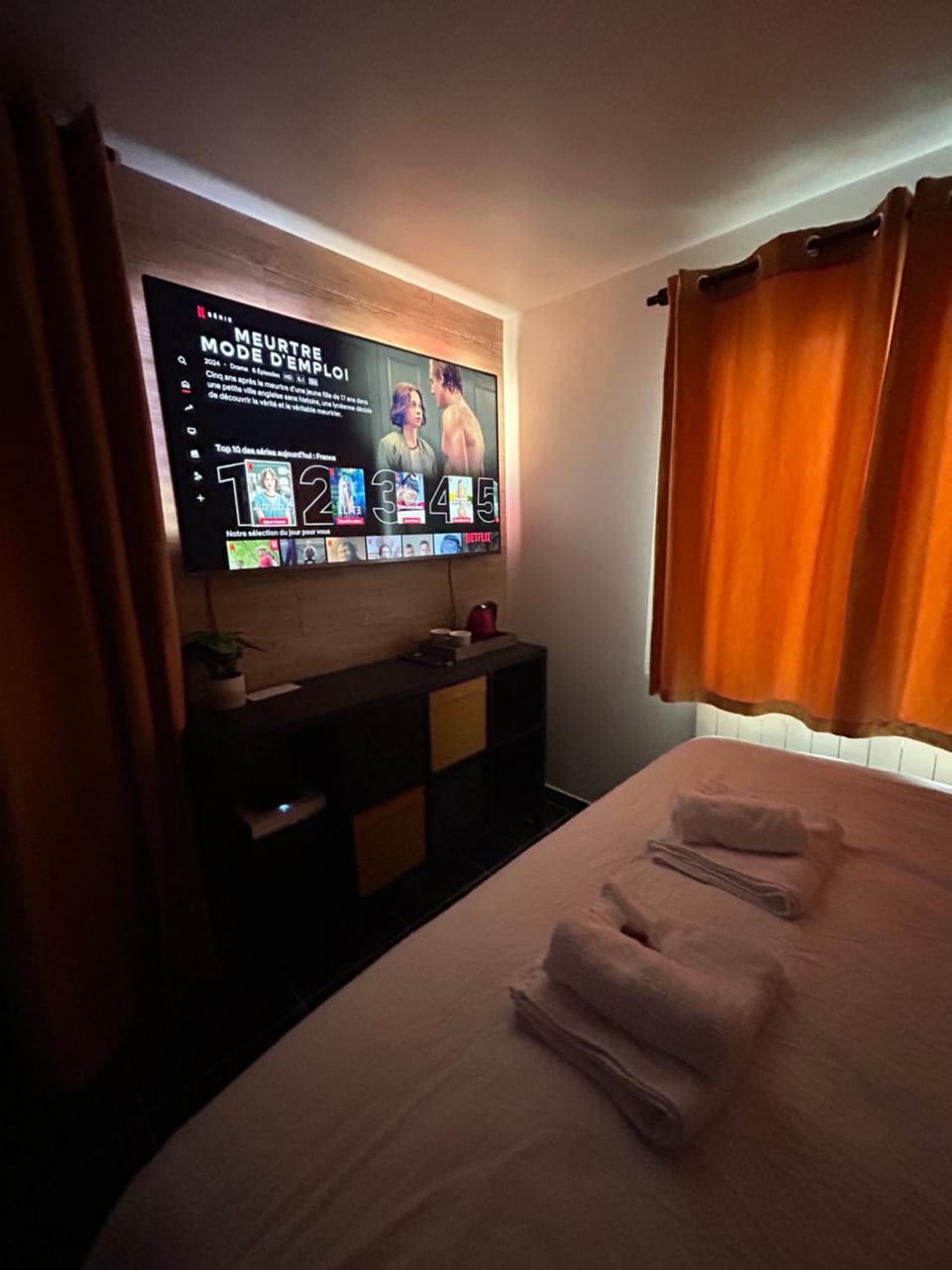 Bed, TV and multimedia, Photo of the whole room, Bedroom, towels