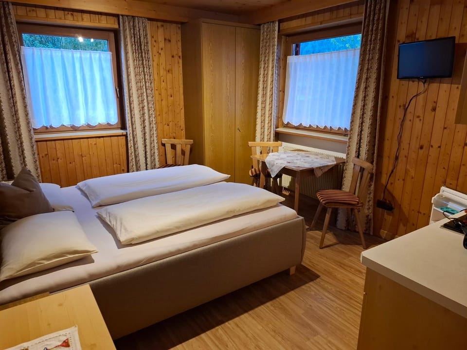 Bed, TV and multimedia, Photo of the whole room, Seating area, Dining area, Bedroom