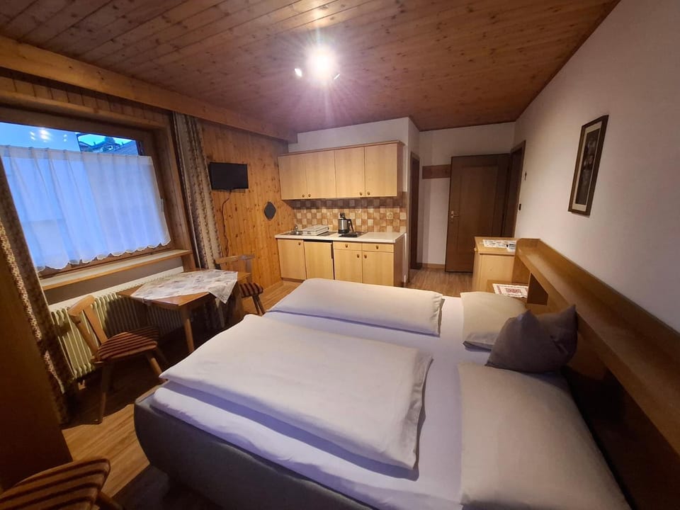 Bed, TV and multimedia, Kitchen or kitchenette, Photo of the whole room, Seating area, Bedroom