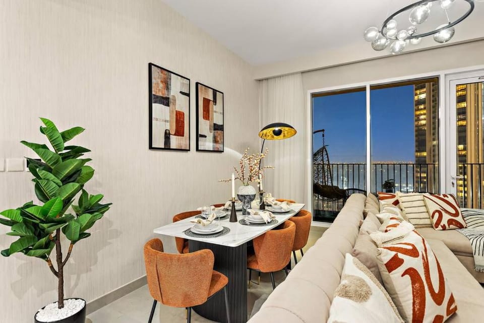 Chic 2BR Stay at Creek Horizon with Pool, Gym and Prime Dubai Location Apartment in Dubai