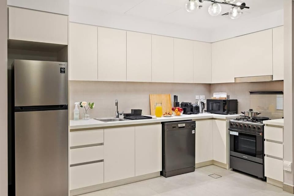 Chic 2BR Stay at Creek Horizon with Pool, Gym and Prime Dubai Location Apartment in Dubai