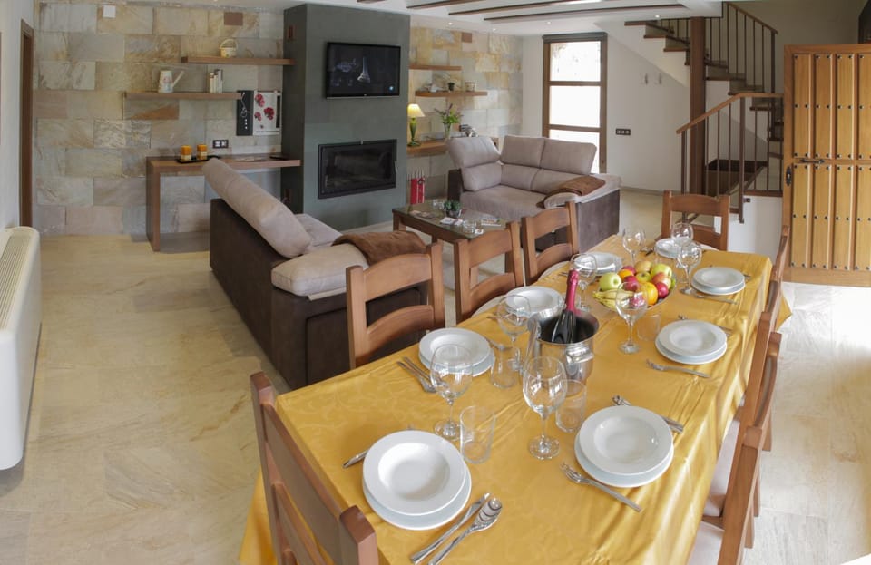 TV and multimedia, Food and drinks, Seating area
