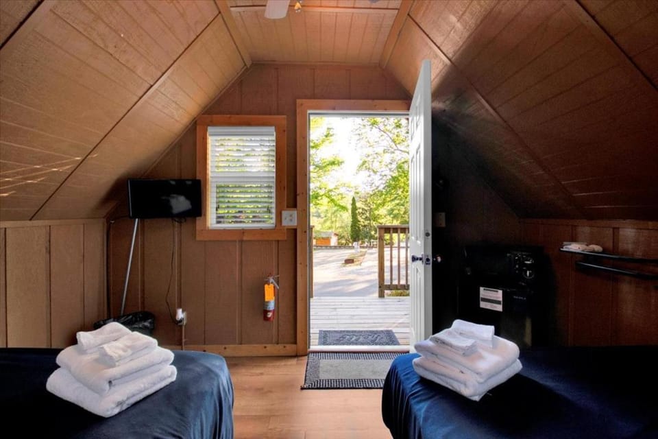 Tranquil Cabin with Mountain Views in Pigeon Forge Cabin in Pigeon Forge