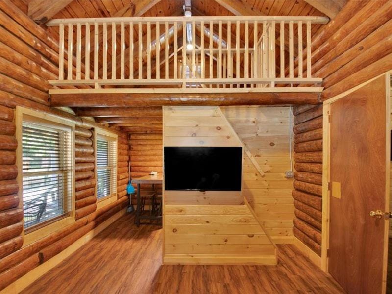 Deluxe 1 BR Cabin with Parking Cabin in Pigeon Forge
