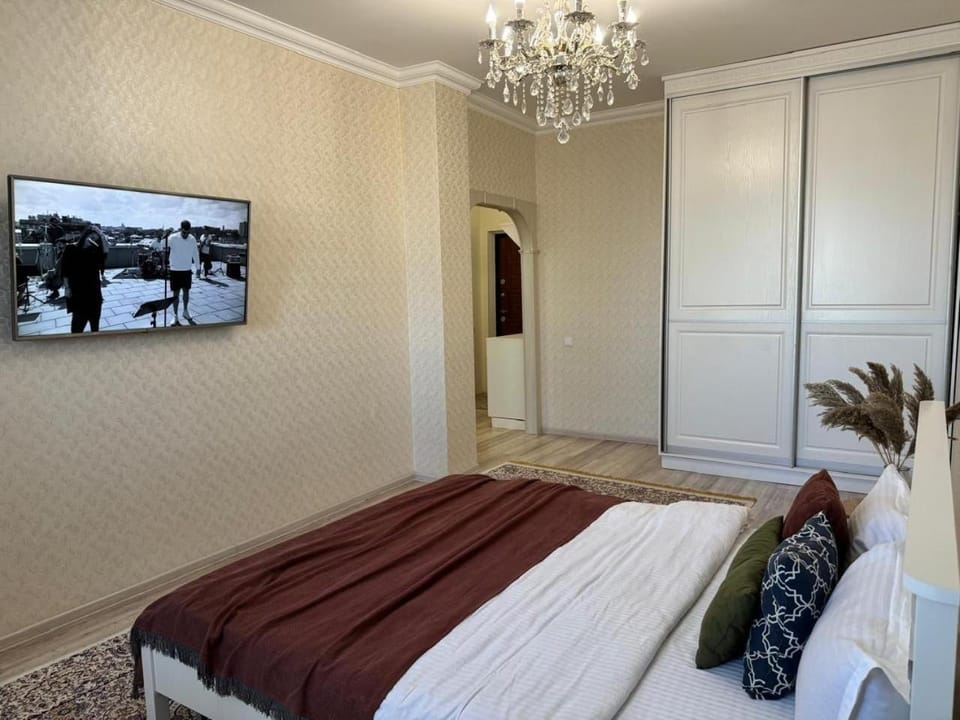 Bed, TV and multimedia, Photo of the whole room, Bedroom, towels, wardrobe