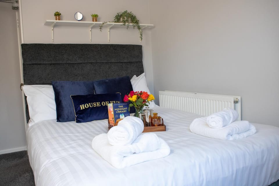 Bed, Bedroom, towels