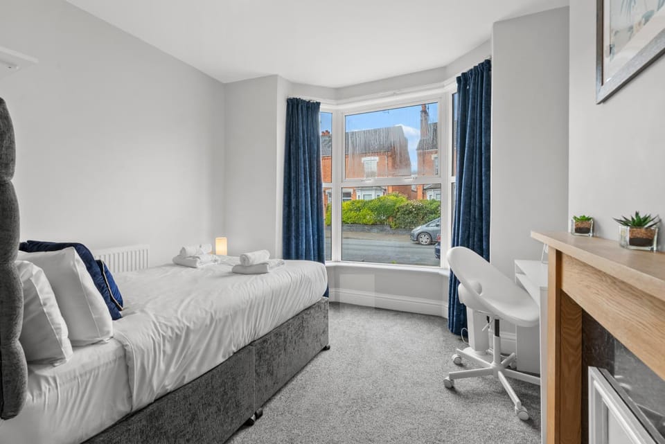 5-Bed Family & Group Stay Near Cricket Ground House in Worcester