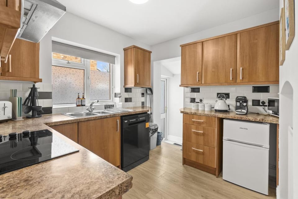 5-Bed Family & Group Stay Near Cricket Ground House in Worcester