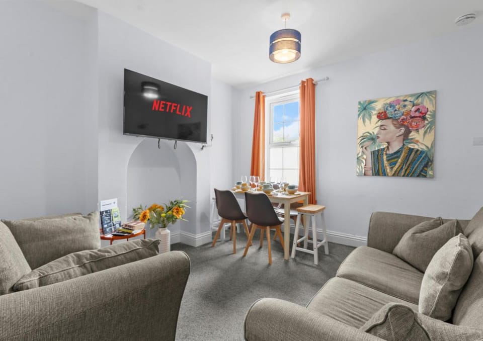 5-Bed Family & Group Stay Near Cricket Ground House in Worcester
