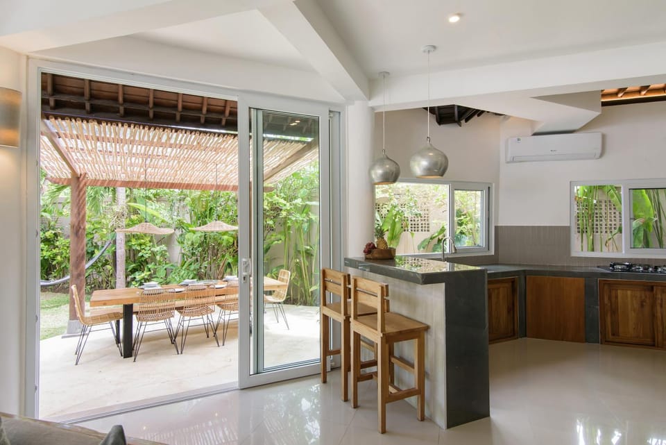 2 spacious villas & aptm center canggu, 1 complex Villa in North Kuta