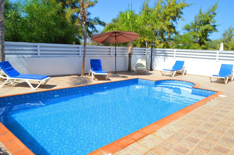 Pool view, Swimming pool, sunbed