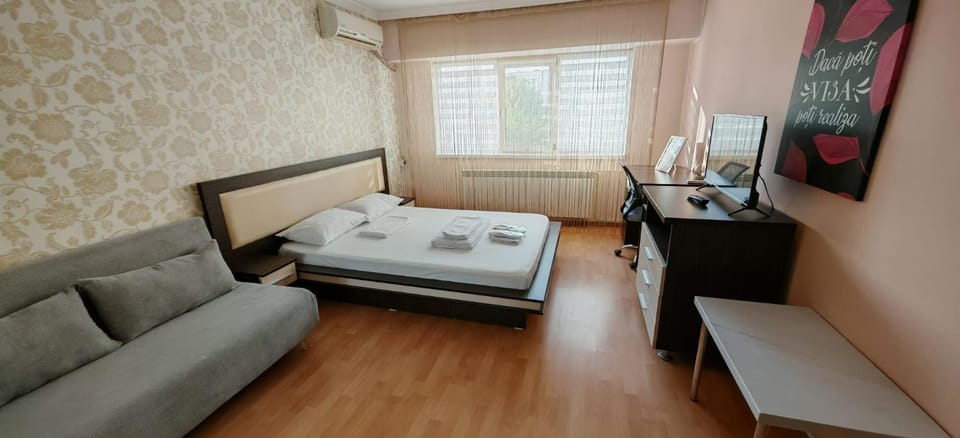Bed, TV and multimedia, Photo of the whole room, Bedroom, air conditioner